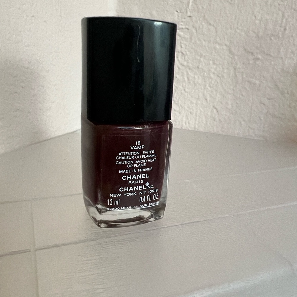 CHANEL Le Vernis in Vamp - Picture 5 of 6